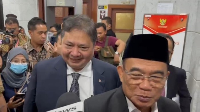 Menko PMK Muhadjir Effendy dan Menko Perekonomian Airlangga Hartarto tersenyum usai menjalani sidang di MK, Jumat (5/4/2024).