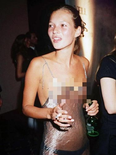 Naked dress Kate Moss dilelang.