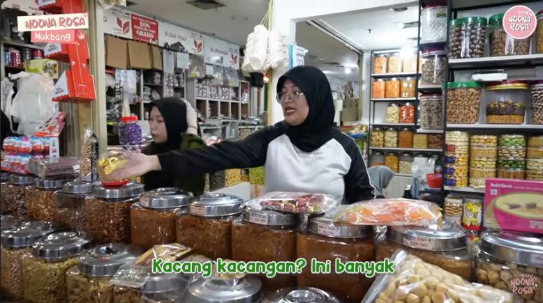 Noona Rosa belanja kue lebaran