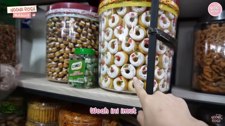 Noona Rosa belanja kue lebaran