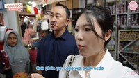 Seru! Orang Korea Ini Coba Beli Kue Lebaran di Pasar Mayestik