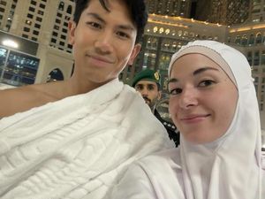 Pangeran Mateen & Anisha Rosnah Umrah, Mukena Sederhananya Jadi Sorotan