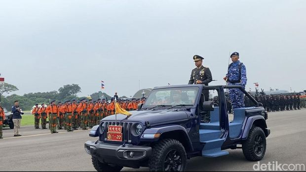 Panglima TNI Jenderal Agus Subiyanto memimpin upacara sertijab KSAU dari Marsekal Fadjar Prasetyo ke Marsekal Tonny Harjono. (Devi Puspitasari/detikcom)