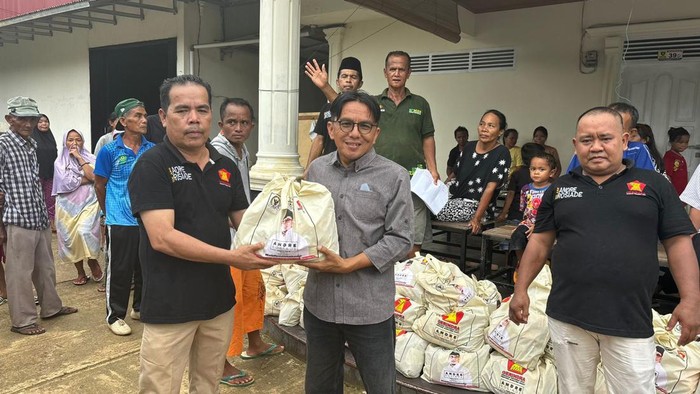 Partai Gerindra memberikan bantuan untuk korban banjir bandang di Pesisir Selatan (Pessel) (dok.ist)