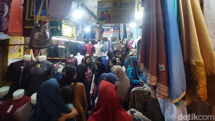 Penjualan pakaian di Pasar 16 Ilir Palembang meningkat jelang Lebaran 2024. Para pembeli rela berdesak-desakan demi mendapatkan pakaian baru untuk hari raya.
