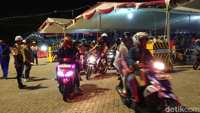 Arus Pemudik Bermotor Padati Pelabuhan Ciwandan sejak Jumat Malam