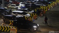 Menurut para calon penumpang mobil, mereka sudah mengantre sekitar 2 jam untuk masuk kapal penyeberangan.