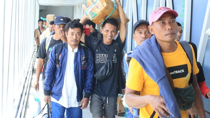 Pelabuhan Tanjung Perak Surabaya tampak dipadati pemudik