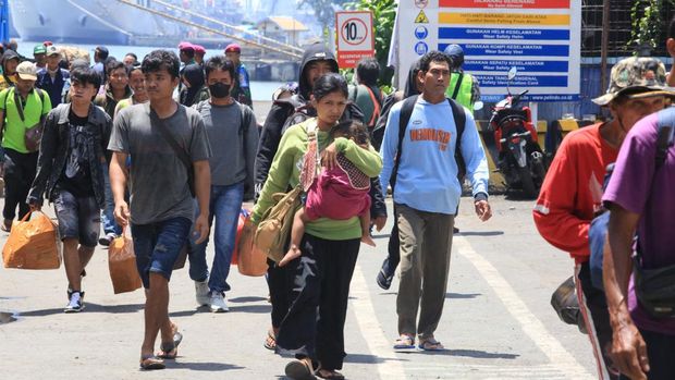 Pelabuhan Tanjung Perak Surabaya tampak dipadati pemudik