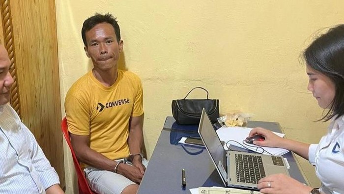 Pelaku saat diamankan di kantor polisi. (Dok. Polres Simalungun)
