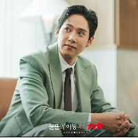 Dikenal karena karakter antagonis dalam ‘The Glory’ dan ‘Queen of Tears’, Park Sung Hoon bertransformasi jadi transgender di ‘Squid Game 2’. Foto: Dok. tvN