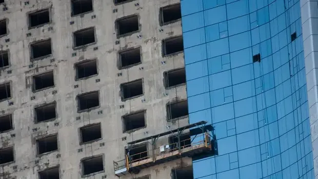 Pembangunan panel kaca di Hotel Ryugyong Korea Utara