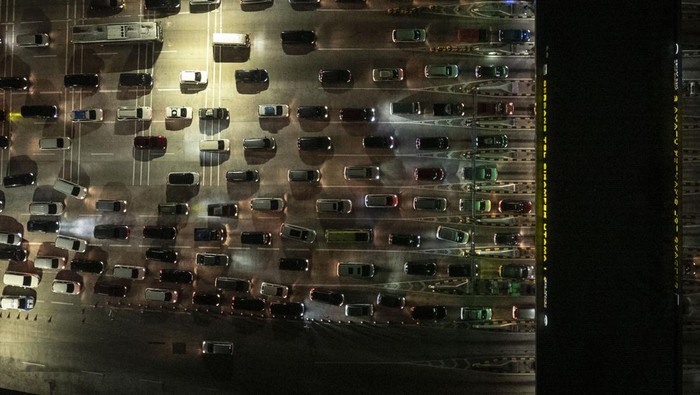 Pemberlakuan contraflow Jalan Tol Jakarta-Cikampek Foto udara sejumlah kendaraan pemudik melintas menuju Gerbang Tol Cikampek Utama di Karawang, Jawa Barat, Jumat (5/4/2024). PT Jasamarga Transjawa Tol (JTT) lakukan contraflow dari KM 55 hingga KM 70 arah Cikampek ruas Jalan Tol Jakarta-Cikampek untuk mengurai peningkatan volume lalu lintas pada periode arus mudik Hari Raya Idul Fitri 1445 H. ANTARA FOTO/Aprillio Akbar/foc.