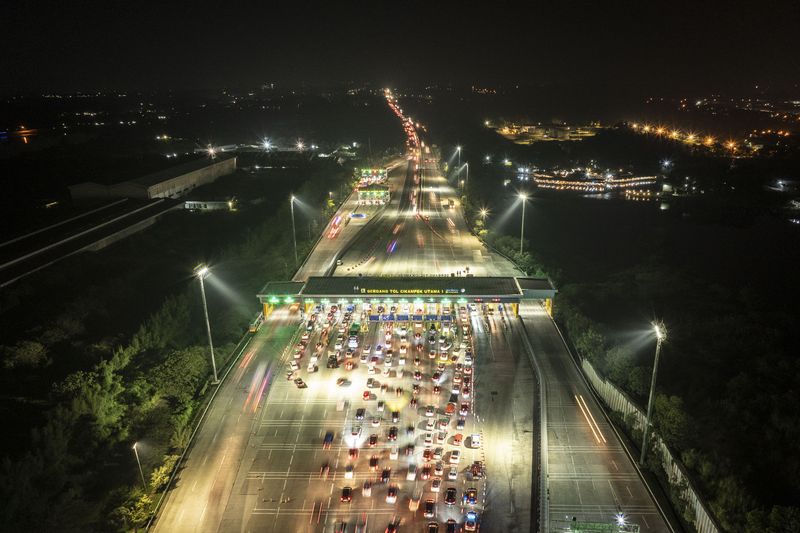 Foto udara sejumlah kendaraan pemudik melintas menuju Gerbang Tol Cikampek Utama di Karawang, Jawa Barat, Jumat (5/4/2024). PT Jasamarga Transjawa Tol (JTT) lakukan contraflow dari KM 55 hingga KM 70 arah Cikampek ruas Jalan Tol Jakarta-Cikampek untuk mengurai peningkatan volume lalu lintas pada periode arus mudik Hari Raya Idul Fitri 1445 H. ANTARA FOTO/Aprillio Akbar/foc.