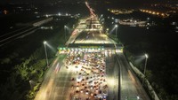 Foto udara sejumlah kendaraan pemudik memasuki Gerbang Tol Cikampek Utama menuju arah Tol Cipali di Karawang, Jawa Barat, Jumat (5/4/2024).