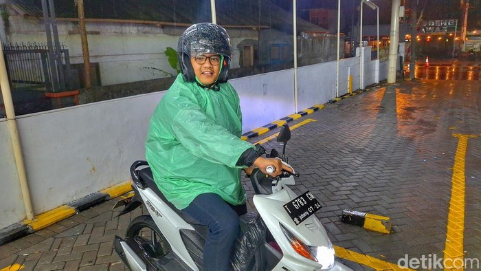 Pemudik asal Bogor, Yahya Ahmad saat beristirahat di Nagreg, Kabupaten Bandung, Jumat (5/4/2024).
