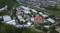 Foto udara sejumlah kendaraan pemudik dan bus terparkir di Rest Area KM 429A Ungaran, Kabupaten Semarang, Jawa Tengah, Kamis (4/4/2024). (ANTARA FOTO/Makna Zaezar)