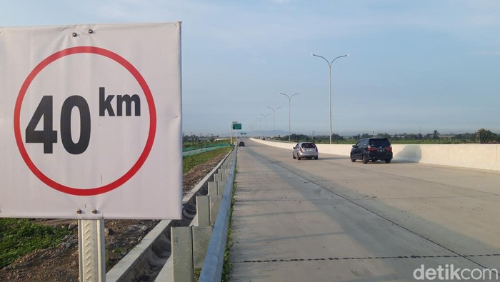 Pemudik melintas di Jalan Tol Fungsional Solo-Jogja, Jumat (5/4/2024).