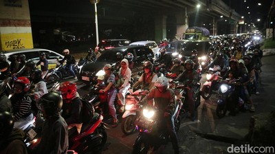 Pemudik Motor Mulai Memadati Jalan Raya Kalimalang