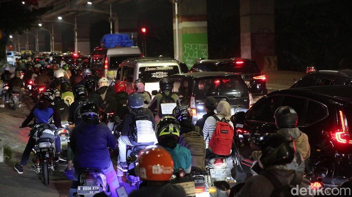 Pemudik Motor Mulai Memadati Jalan Raya Kalimalang Pemudik Motor Mulai Memadati Jalan Raya Kalimalang
