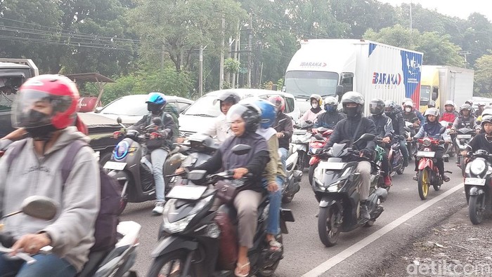 Pemudik mulai padati jalur Pantura Cirebon.