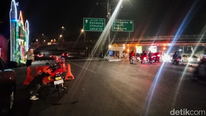 Pemudik Perbaiki Motornya yang Mogok di Simpang Padalarang, Jumat (5/4/2024).
