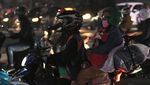Pemudik Sepeda Motor Melintasi Kalimalang di Malam Hari