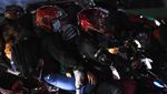 Pemudik Sepeda Motor Melintasi Kalimalang di Malam Hari