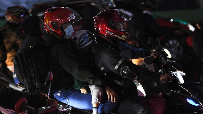 Pemudik bersepeda motor melintas di Jalan KH Noer Ali Kalimalang, Bekasi, Jawa Barat, Kamis (4/4/2024) malam. Sebagian pemudik yang menggunakan sepeda motor memilih perjalanan malam pada H-5 Idul Fitri 1445 H. ANTARA FOTO/ Fakhri Hermansyah/aww.
