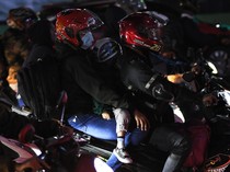 Pemudik Sepeda Motor Melintasi Kalimalang di Malam Hari