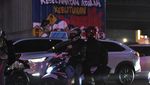 Pemudik Sepeda Motor Melintasi Kalimalang di Malam Hari