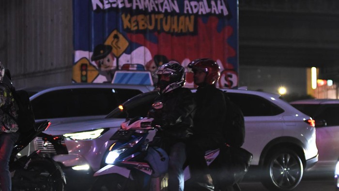 Pemudik bersepeda motor melintas di Jalan KH Noer Ali Kalimalang, Bekasi, Jawa Barat, Kamis (4/4/2024) malam. Sebagian pemudik yang menggunakan sepeda motor memilih perjalanan malam pada H-5 Idul Fitri 1445 H. ANTARA FOTO/ Fakhri Hermansyah/aww.