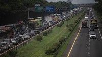 Pada H-5 Lebaran 2024 arus lalu lintas di Tol Trans Jawa itu mulai terjadi kepadatan volume kendaaraan yang melintas.  