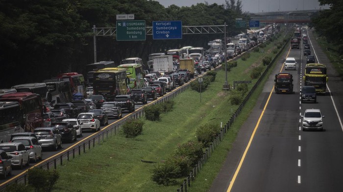Penampakan Kemacetan di Tol Cipali H-5 Lebaran Kendaraan pemudik (lajur kiri) terjebak kemacetan di Tol Cikopo-Palimanan (Cipali) KM 150, Mekarjaya, Jawa Barat, Jumat (5/4/2024). Pada H-5 Lebaran 2024 arus lalu lintas di Tol Trans Jawa itu mulai terjadi kepadatan volume kendaaraan yang melintas. ANTARA FOTO/Aprillio Akbar/foc.