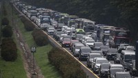Kendaraan pemudik terjebak kemacetan di Tol Cikopo-Palimanan (Cipali) KM 150, Mekarjaya, Jawa Barat, Jumat (5/4/2024).