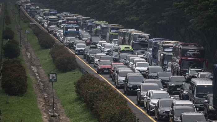 Kendaraan pemudik (lajur kiri) terjebak kemacetan di Tol Cikopo-Palimanan (Cipali) KM 150, Mekarjaya, Jawa Barat, Jumat (5/4/2024). Pada H-5 Lebaran 2024 arus lalu lintas di Tol Trans Jawa itu mulai terjadi kepadatan volume kendaaraan yang melintas. ANTARA FOTO/Aprillio Akbar/foc.