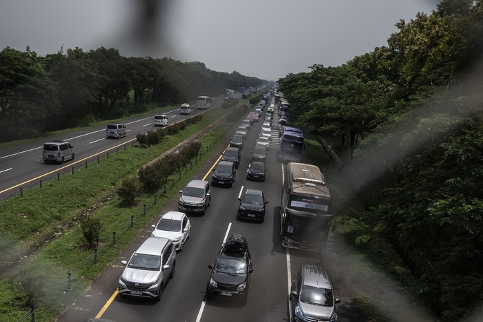 Kendaraan pemudik (lajur kiri) terjebak kemacetan di Tol Cikopo-Palimanan (Cipali) KM 150, Mekarjaya, Jawa Barat, Jumat (5/4/2024). Pada H-5 Lebaran 2024 arus lalu lintas di Tol Trans Jawa itu mulai terjadi kepadatan volume kendaaraan yang melintas. ANTARA FOTO/Aprillio Akbar/foc.