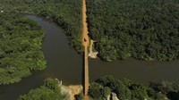 Jalan Raya Trans-Amazon melintasi kawasan hutan hujan lebat dekat negara bagian Humaita Amazonas, Brasil.  