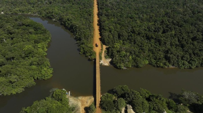 Penampakan Pembangunan Jalan Raya yang Membelah Hutan Amazon Brasil The Trans-Amazon Highway crosses a deforested area near Humaita Amazonas state, Brazil, Monday, July 10, 2023. (AP Photo/Andre Penner)