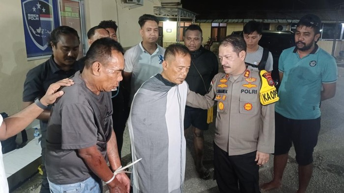 Dua pelaku pencurian, Osias Soleman Elik (baju hitam) dan Syarifudin (menggunakan kain) saat diamankan di Mapolda NTT, Kamis (4/4/2024) malam. (Yufengki Bria/detikBali).