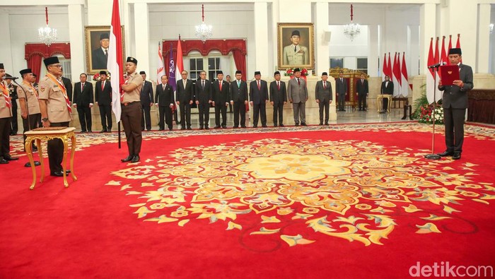 Presiden Jokowi mengukuhkan Pengurus Kwartir Nasional Gerakan Pramuka. Pengukuhan ini dilakukan secara hybrid.