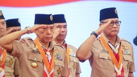 Para Pengurus Kwartir Nasional Gerakan Pramuka memberikan hormat kepada Jokowi. 