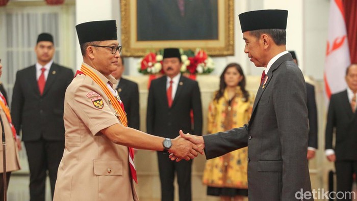 Presiden Jokowi mengukuhkan Pengurus Kwartir Nasional Gerakan Pramuka. Pengukuhan ini dilakukan secara hybrid.