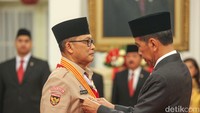 Presiden Joko Widodo (Jokowi) mengukuhkan Pengurus Kwartir Nasional Gerakan Pramuka dan Pengurus Lembaga Pemeriksa Keuangan Kwartir Nasional Gerakan Pramuka Masa Bakti Tahun 2023-2028 di Istana Negara, Jakarta, Jumat (5/4/2023). 