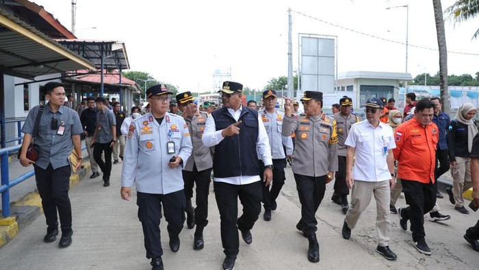 Penjabat Gubernur Babel, Safrizal ZA meninjau Pelabuhan Tanjung Kalian Mentok, Kabupaten Bangka Barat
