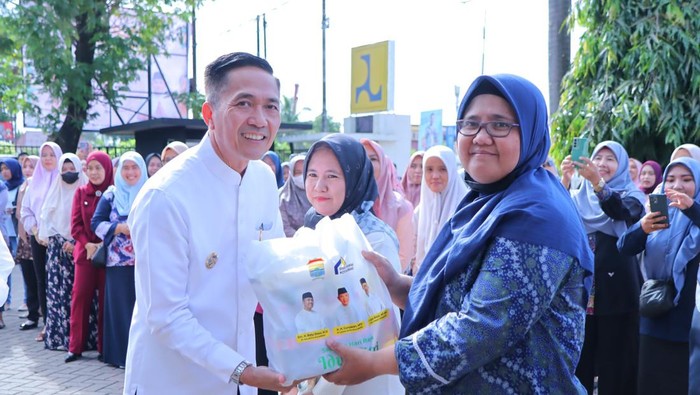 Penjabat Wali Kota Palembang Ratu Dewa bagikan 1.600 bingkisan paket sembako kepada para tenaga PHL.