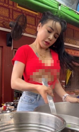Aksi Penjual Bihun Babi Seksi yang Gesit Layani Pelanggan