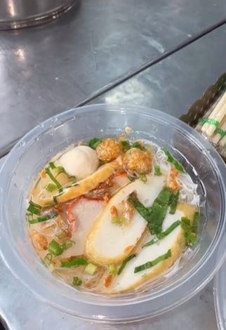 Aksi Penjual Bihun Babi Seksi yang Gesit Layani Pelanggan
