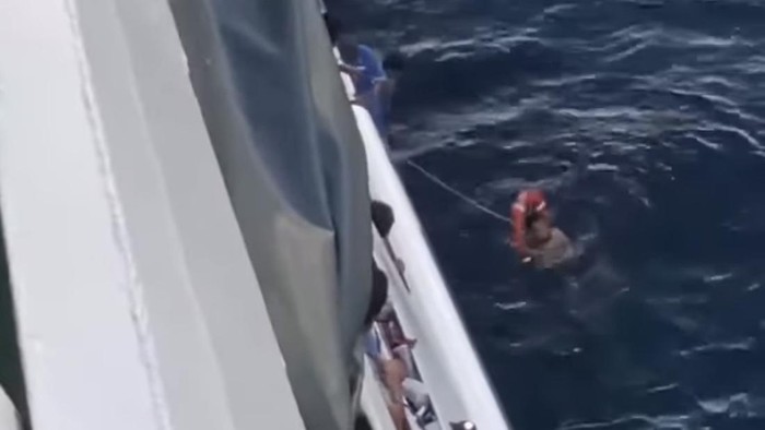 Penumpang bernama Sapri melompat dari KM Aditya saat kapal hendak berlabuh di Pelabuhan Parepare.