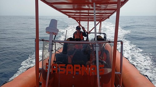 Basarnas Bali melakukan pencarian Satu orang penumpang KM Mutiara Ferindo I dikabarkan jatuh dari atas kapal di Perairan Banyuwedang Buleleng, Kamis (4/4/2024).